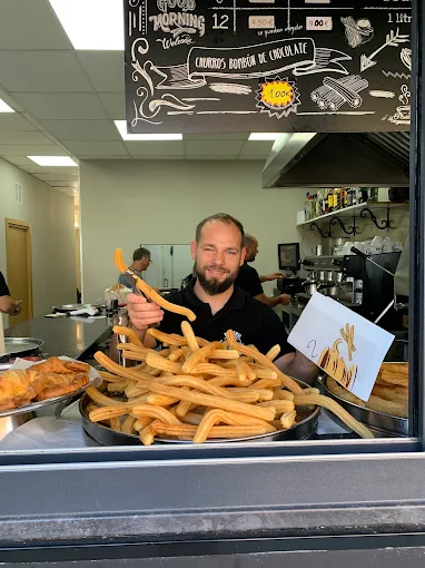 Chef artesano con churros recién hechos
